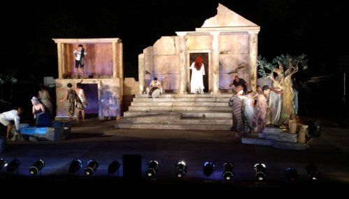 Οι «Εκκλησιάζουσες» του Αλέξανδρου Ρήγα Οι «Εκκλησιάζουσες» του Αλέξανδρου Ρήγα